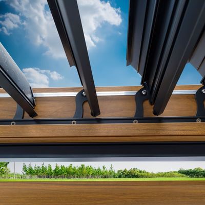 Toiture en aluminium moderne, terrasse couverte de toit, arboretum à l'épreuve de la pourriture, pergola en bois