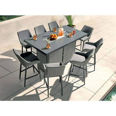 Assemblage de repas en plein air avec table de cheminée