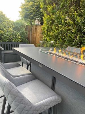Assemblage de repas en plein air avec table de cheminée