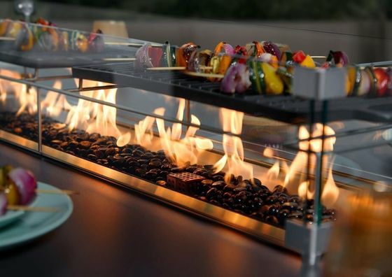 Assemblage de repas en plein air avec table de cheminée