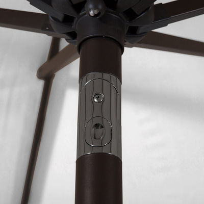 Un parapluie de 9 pieds pour le café et le patio dans un style moderne