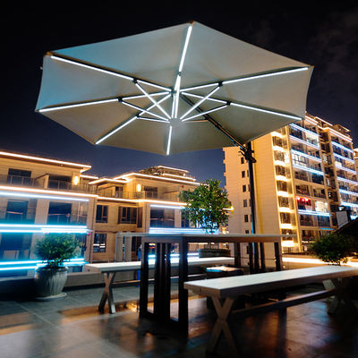 Meubles d'extérieur incontournables Grand parapluie à manivelle en aluminium avec lumières solaires LED