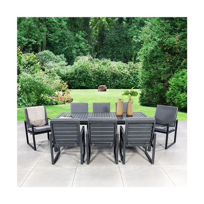 Chaise et table à manger en métal pour 8 personnes dans la villa