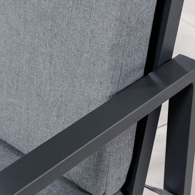 Chaise et table à manger en métal pour 8 personnes dans la villa