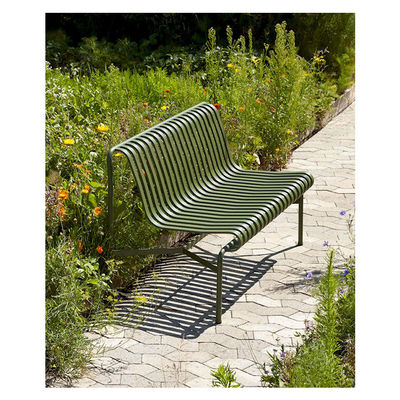 Un banc de jardin en acier et une chaise de salon pour AJUNION