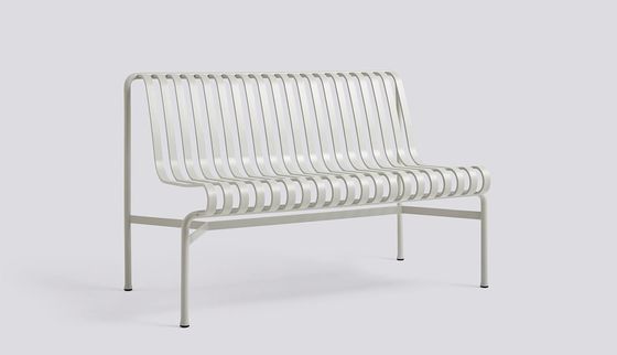 Un banc de jardin en acier et une chaise de salon pour AJUNION