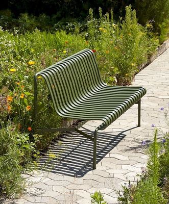 Un banc de jardin en acier et une chaise de salon pour AJUNION