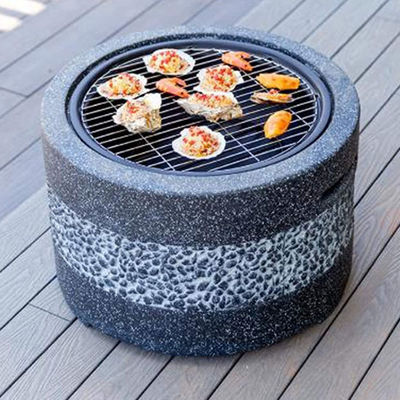 Terrain extérieur patio jardin foyer avec pierre artificielle et charbon de bois barbecue