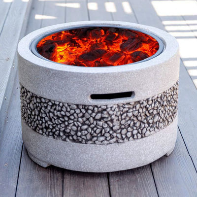 Terrain extérieur patio jardin foyer avec pierre artificielle et charbon de bois barbecue
