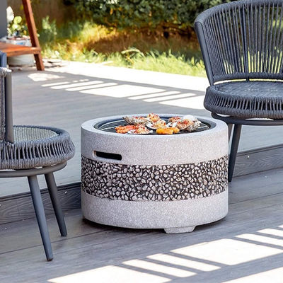 Terrain extérieur patio jardin foyer avec pierre artificielle et charbon de bois barbecue