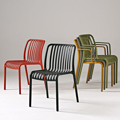 Chaises en métal en plastique empilable pour l'intérieur et l'extérieur