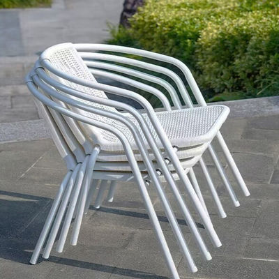 Restaurant en plein air Balcon Café Patio Set de jardin Chaise en rotin et petite table carrée blanche