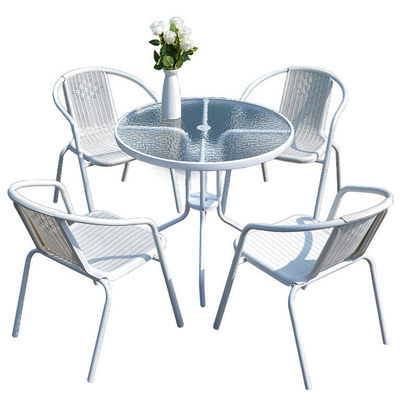 Table ronde en verre métallique et chaise en rotin