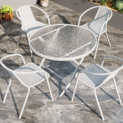 Table ronde en verre métallique et chaise en rotin