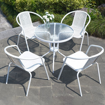 Table ronde en verre métallique et chaise en rotin