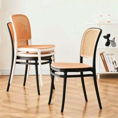 Chaise de dîner en rotin en plastique en PP stackable nordique pour restaurant de café en plein air