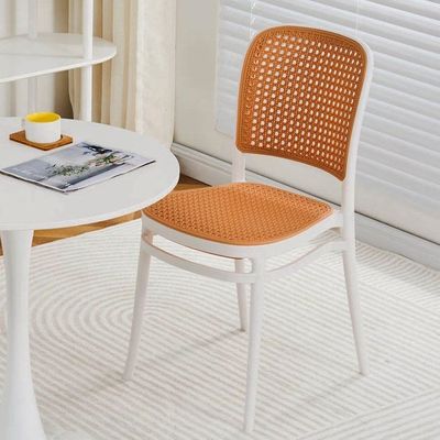 Chaise de dîner en rotin en plastique en PP stackable nordique pour restaurant de café en plein air