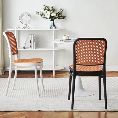 Chaise de dîner en rotin en plastique en PP stackable nordique pour restaurant de café en plein air