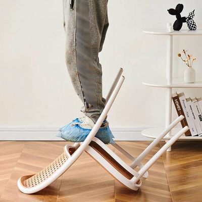 Chaise de dîner en rotin en plastique en PP stackable nordique pour restaurant de café en plein air