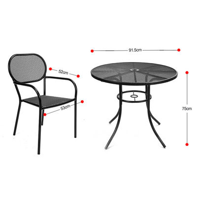 Bistro extérieur Café jardin patio métallique des tables rondes en fer et des chaises avec un trou de parapluie dans un design moderne