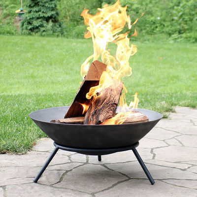 Foyer rond équipé pour la combustion du bois dans le jardin de la cour et les rassemblements en plein air