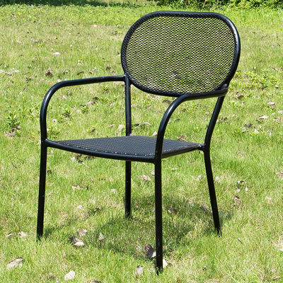 Bistro extérieur Café jardin patio métallique des tables rondes en fer et des chaises avec un trou de parapluie dans un design moderne