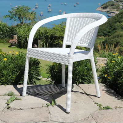 Chaise de bras de salle à manger en plastique en rotin empilable pour banquet de mariage dans le jardin extérieur