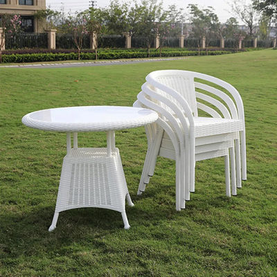 Chaise de bras de salle à manger en plastique en rotin empilable pour banquet de mariage dans le jardin extérieur