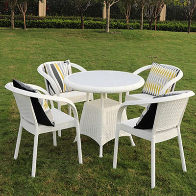 Chaise de bras de salle à manger en plastique en rotin empilable pour banquet de mariage dans le jardin extérieur