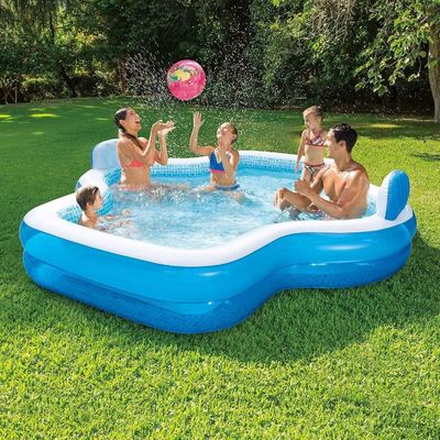 Le plaisir en famille est garanti avec une piscine gonflable de 10 pieds et 2 dossiers à air coussiné.