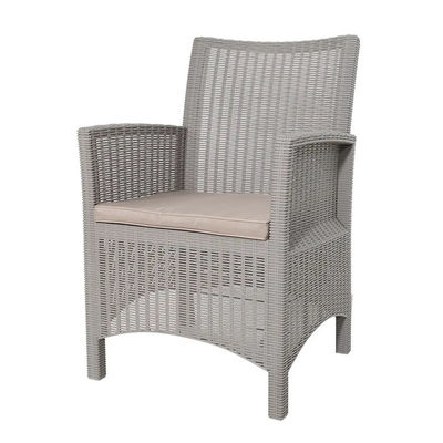 Transformez votre patio en un paradis nordique avec un ensemble de chaises et de tables en plastique