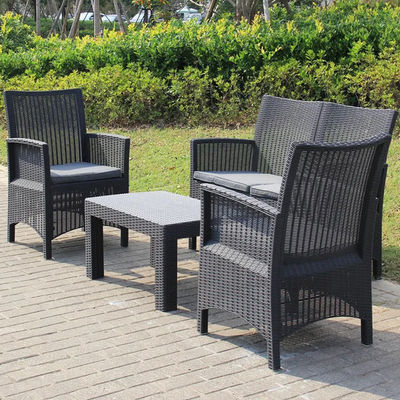 Transformez votre patio en un paradis nordique avec un ensemble de chaises et de tables en plastique