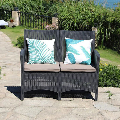 Transformez votre patio en un paradis nordique avec un ensemble de chaises et de tables en plastique