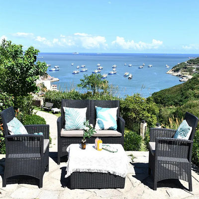 Transformez votre patio en un paradis nordique avec un ensemble de chaises et de tables en plastique