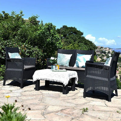 Transformez votre patio en un paradis nordique avec un ensemble de chaises et de tables en plastique