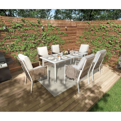 Table et chaises modernes pour la salle à manger des restaurants