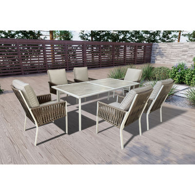 Table et chaises modernes pour la salle à manger des restaurants