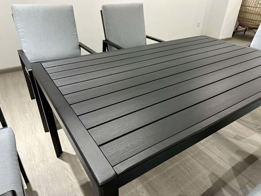 Table à manger extérieure L150xW90xH73cm avec plateau en HDPE et cadre métallique