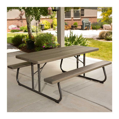 Meubles d'extérieur Table de pique-nique rectangulaire de 6 pieds avec trou de parapluie et chaises pliantes
