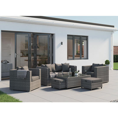 Un canapé sectionnel en extérieur, un ensemble de conversation en patio, avec un design moderne, un style en rotin en écorce.