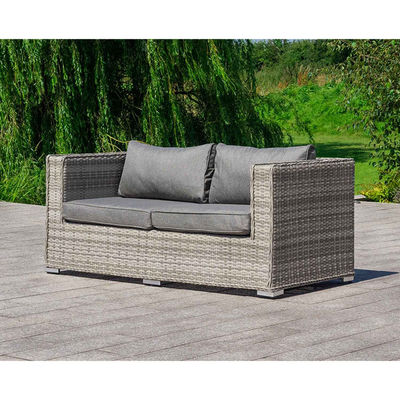 Un canapé sectionnel en extérieur, un ensemble de conversation en patio, avec un design moderne, un style en rotin en écorce.