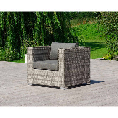 Un canapé sectionnel en extérieur, un ensemble de conversation en patio, avec un design moderne, un style en rotin en écorce.