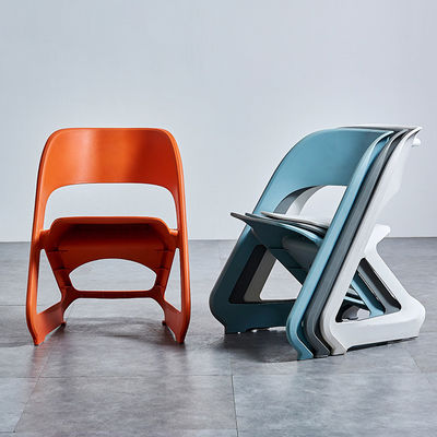 Chaises de café en plastique empilées modernes simples pour le balcon de loisirs extérieur Nordic Morden