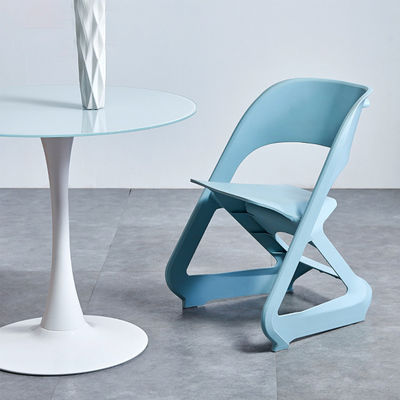 Chaises de café en plastique empilées modernes simples pour le balcon de loisirs extérieur Nordic Morden