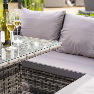 Ajoutez de l'élégance à votre jardin avec le canapé tissé en écorce de jonc AJUNION et la table du foyer