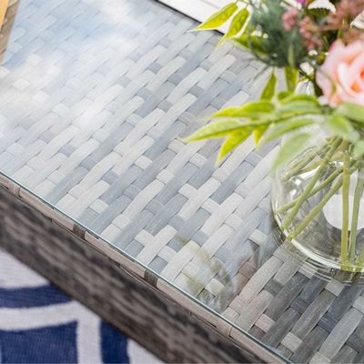 Ajoutez de l'élégance à votre jardin avec le canapé tissé en écorce de jonc AJUNION et la table du foyer