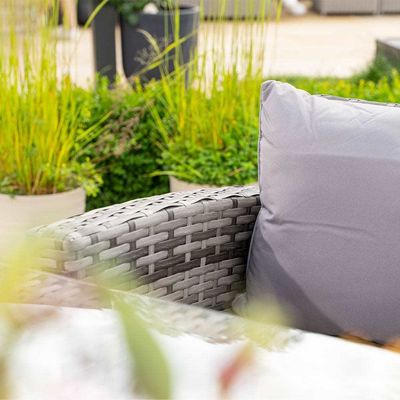 Ajoutez de l'élégance à votre jardin avec le canapé tissé en écorce de jonc AJUNION et la table du foyer