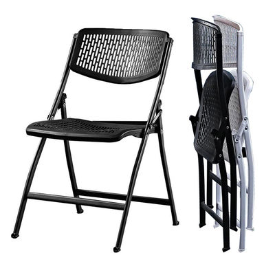 Chaises pliables en métal blanc en plastique empilées pour les événements de banquet en plein air