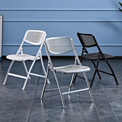 Chaises pliables en métal blanc en plastique empilées pour les événements de banquet en plein air