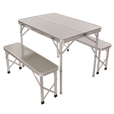 Table à manger et chaise pour pique-nique sur la plage